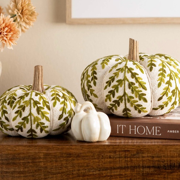 🍃Beautifully Crafted Decorative White and Green Pumpkin - Picture 4 of 13